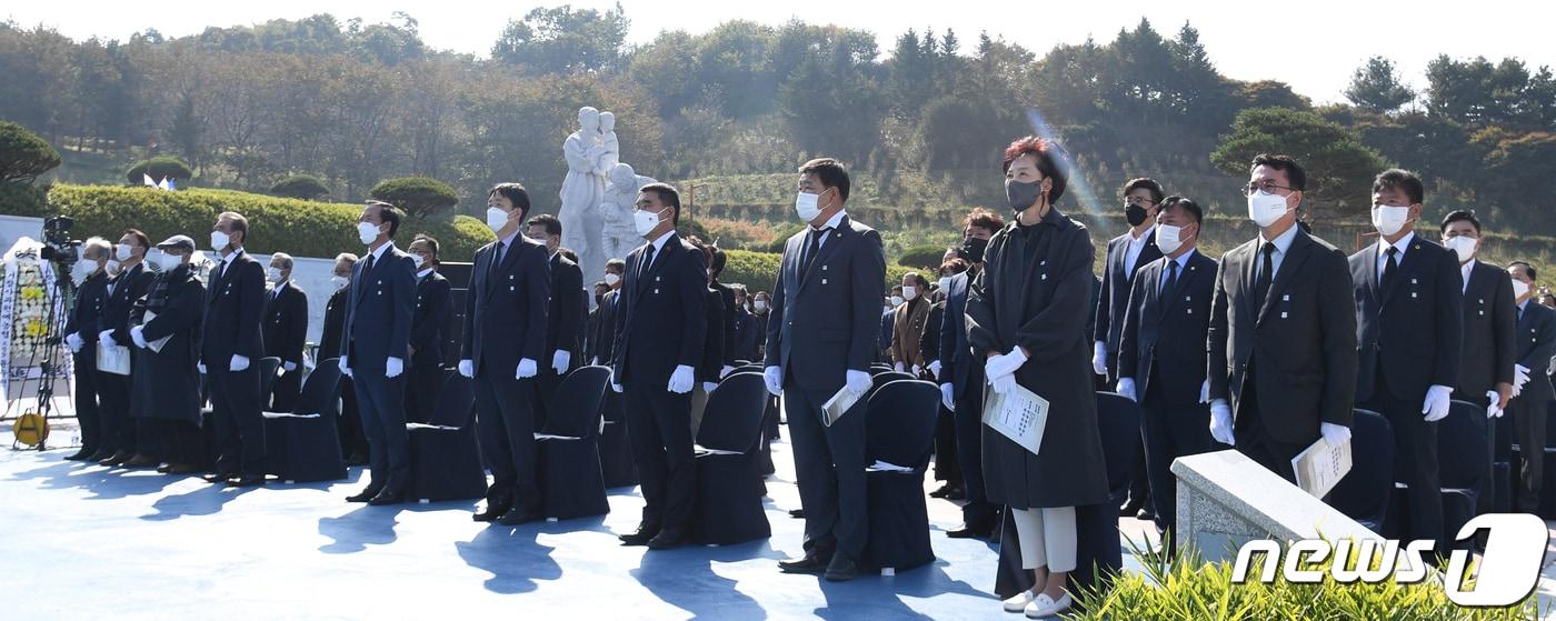 본문 이미지 - 제70주기 거창사건희생자 제33회 합동위령제 및 추모식이 22일 거창사건추모공원에서 거행됐다(거창군 제공)ⓒ 뉴스1
