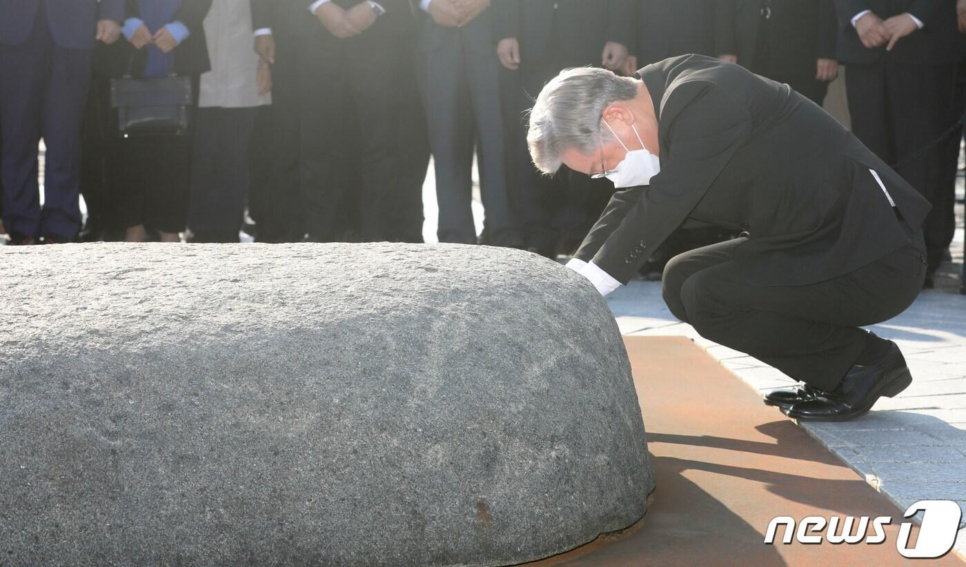 본문 이미지 - 이재명 더불어민주당 대선 후보가 22일 오후 경남 김해시 봉하마을 故노무현 전 대통령 묘역을 찾아 너럭바위를 어루만지고 있다. 2021.10.22/뉴스1 ⓒ News1 여주연 기자