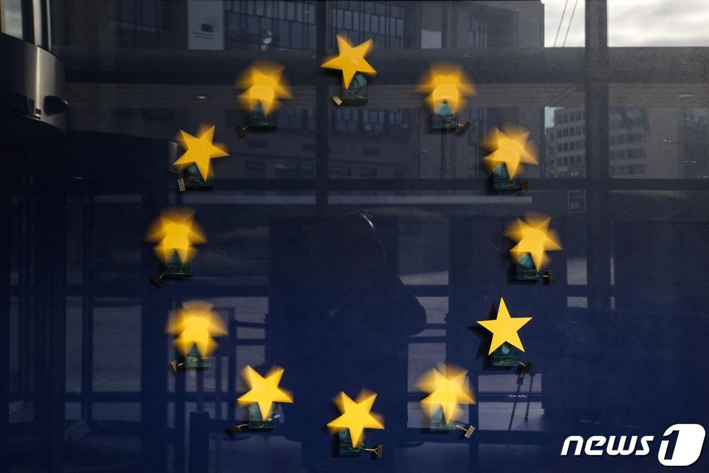 본문 이미지 - 벨기에 브뤼셀 소재 유럽연합(EU) 집행위 본부 건물의 EU기 <자료사진> ⓒ AFP=뉴스1