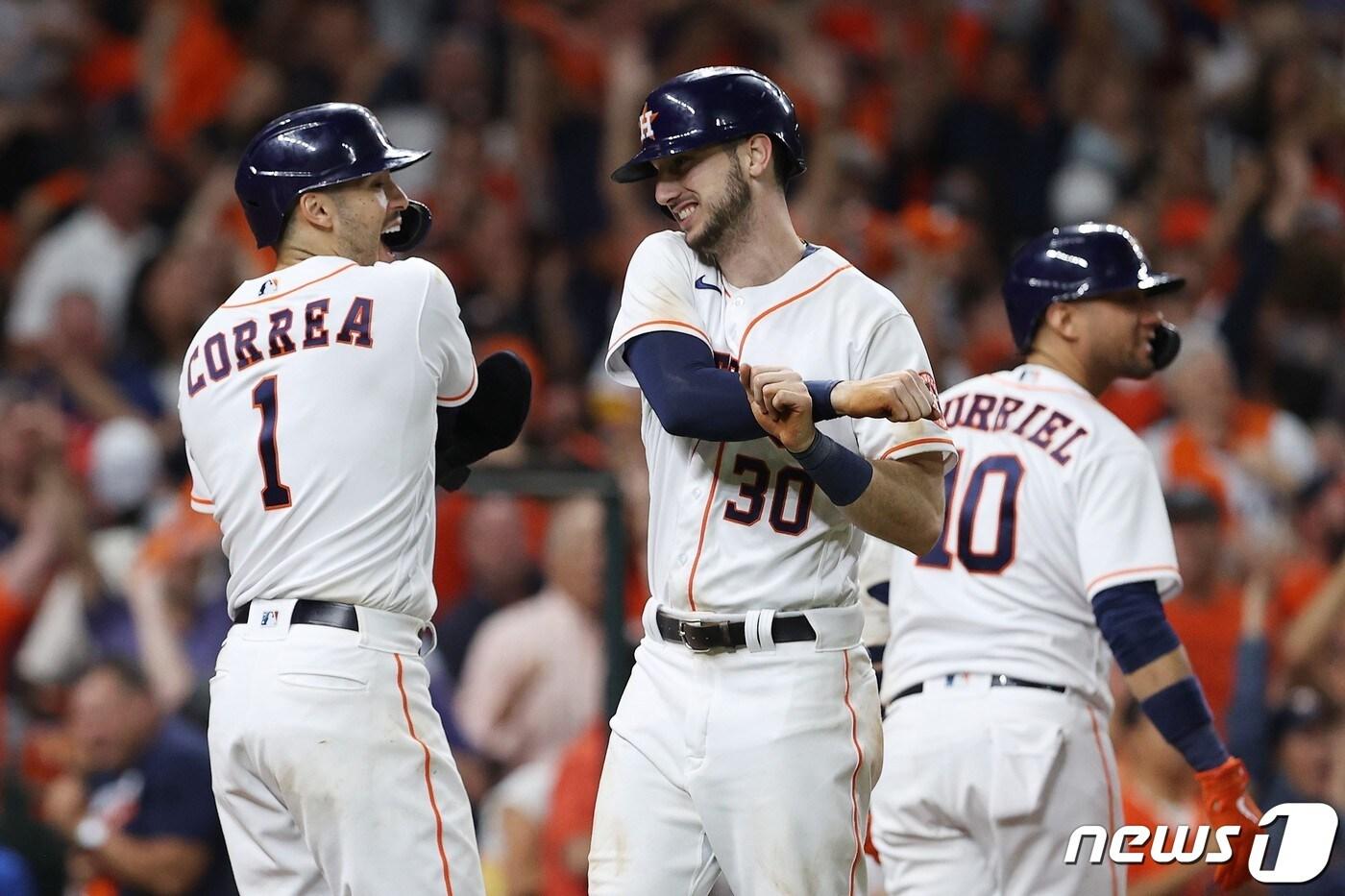 보스턴 레드삭스와의 2021 메이저리그 아메리칸리그 챔피언십시리즈 6차전에서 스리런 홈런을 날리고 세리머니를 하고 있는 카일 터커(가운데). ⓒ AFP=뉴스1