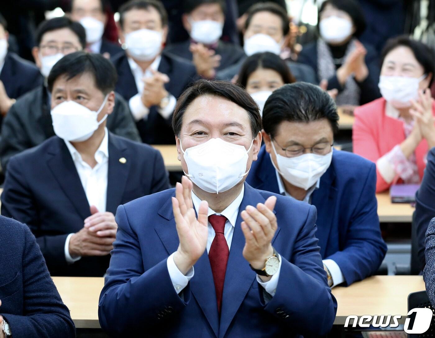 본문 이미지 - 윤석열 국민의힘 대선 경선 후보가 23일 울산 남구 국민의힘 울산시당 강당에서 열린 시당 이전 개소식에 참석해 박수를 치고 있다. 2021.10.23/뉴스1 ⓒ News1 윤일지 기자