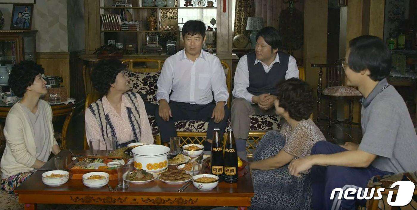 왼쪽부터 <응답하라 1988>의 덕선 엄마(이일화 분), 선우 엄마(김선영 분),  덕선 아빠(성동일 분), 택이 아빠(최무성 분), 정환 엄마(라미란 분), 정환 아빠(김성균 분). (사진=tvN 드라마 <응답하라 1988> 캡처) ⓒ 뉴스1
