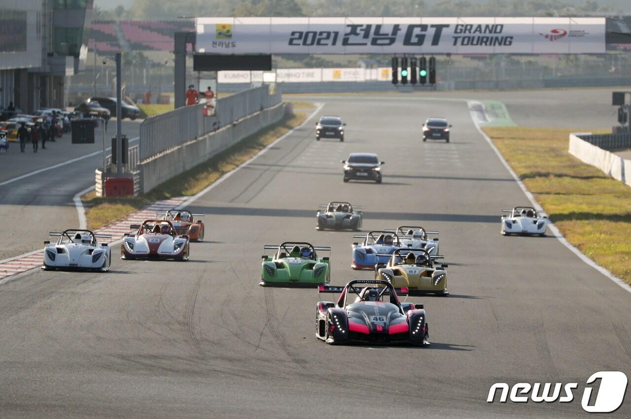 본문 이미지 - 전라남도 영암에 위치한 국제자동차경주장(Korea International circuit, KIC) '2021 전남GT' 대회 '래디컬 클래스 결승전'이 시작되고 있다.(슈퍼레이스 제공) 2021.10.24/뉴스1 ⓒ News1 