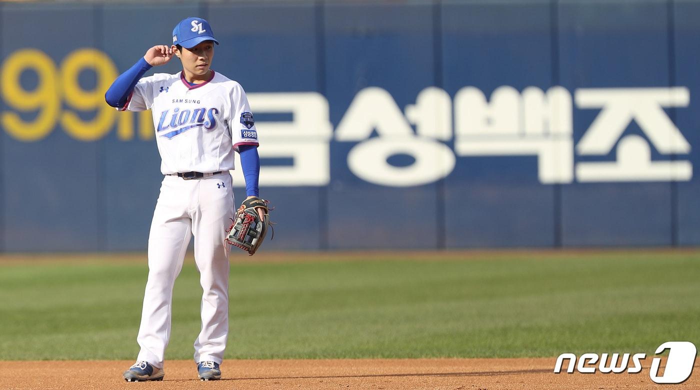 24일 오후 대구 삼성라이온즈파크에서 열린 '2021 프로야구 신한은행 SOL KBO리그' 삼성 라이온즈와 SSG 랜더스의 경기, 4회초 선두타자로 나온 SSG 3번타자 추신수의 유격수 앞 땅볼을 잡아 송구 실책을 범한 삼성 유격수 김지찬이 어색한 표정을 짓고 있다. 2021.10.24/뉴스1 ⓒ News1 공정식 기자