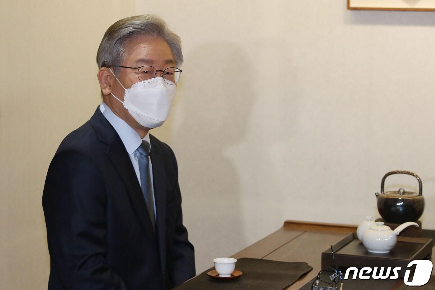 이재명 더불어민주당 대선 후보와 이낙연 전 대표가 24일 오후 서울 종로구의 한 찻집에서 회동을 하고 있다. 2021.10.24/뉴스1 ⓒ News1 국회사진취재단