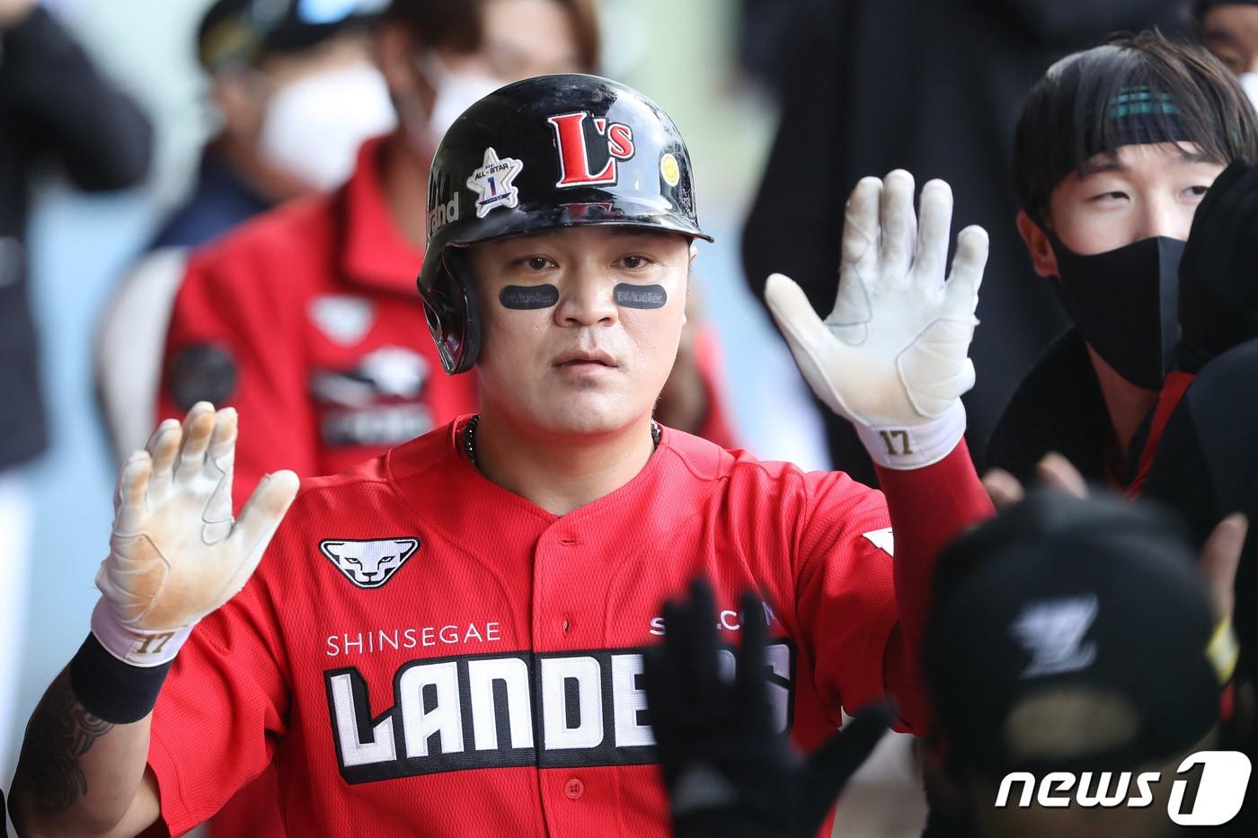 본문 이미지 - 24일 오후 대구 삼성라이온즈파크에서 열린 '2021 프로야구 신한은행 SOL KBO리그' 삼성 라이온즈와 SSG 랜더스의 경기, 4회초 1사 1,3루상황 6번타자 박성한이 2루수 방면으로 타구를 날리자 3루주자 추신수가 홈을 밟은 뒤 동료들과 하이파이브로 첫 득점의 기쁨을 나누고 있다. 2021.10.24/뉴스1 ⓒ News1 공정식 기자