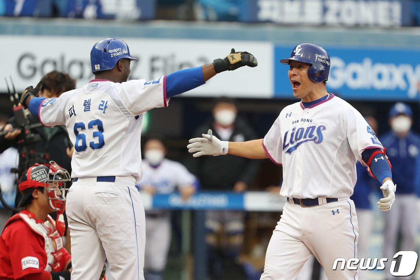 본문 이미지 - 24일 오후 대구 삼성라이온즈파크에서 열린 '2021 프로야구 신한은행 SOL KBO리그' 삼성 라이온즈와 SSG 랜더스의 경기, 8회말 2사 2루 상황 삼성 4번타자 강민호가 SSG 김택형을 상대로 좌측 담장 넘어가는 동점 투런홈런을 때린 뒤 먼저 홈을 밟은 2루주자 피렐라와 격한 포옹을 나누고 있다. 2021.10.24/뉴스1 ⓒ News1 공정식 기자