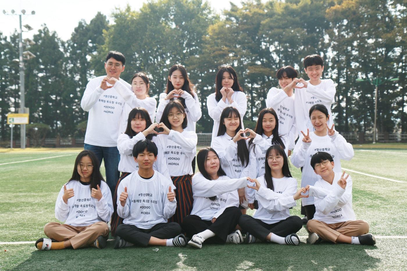 본문 이미지 - 이재환 영선중 교사와 '동해랑 독도랑 우리랑' 동아리원들.(이재환 교사 제공)ⓒ 뉴스1