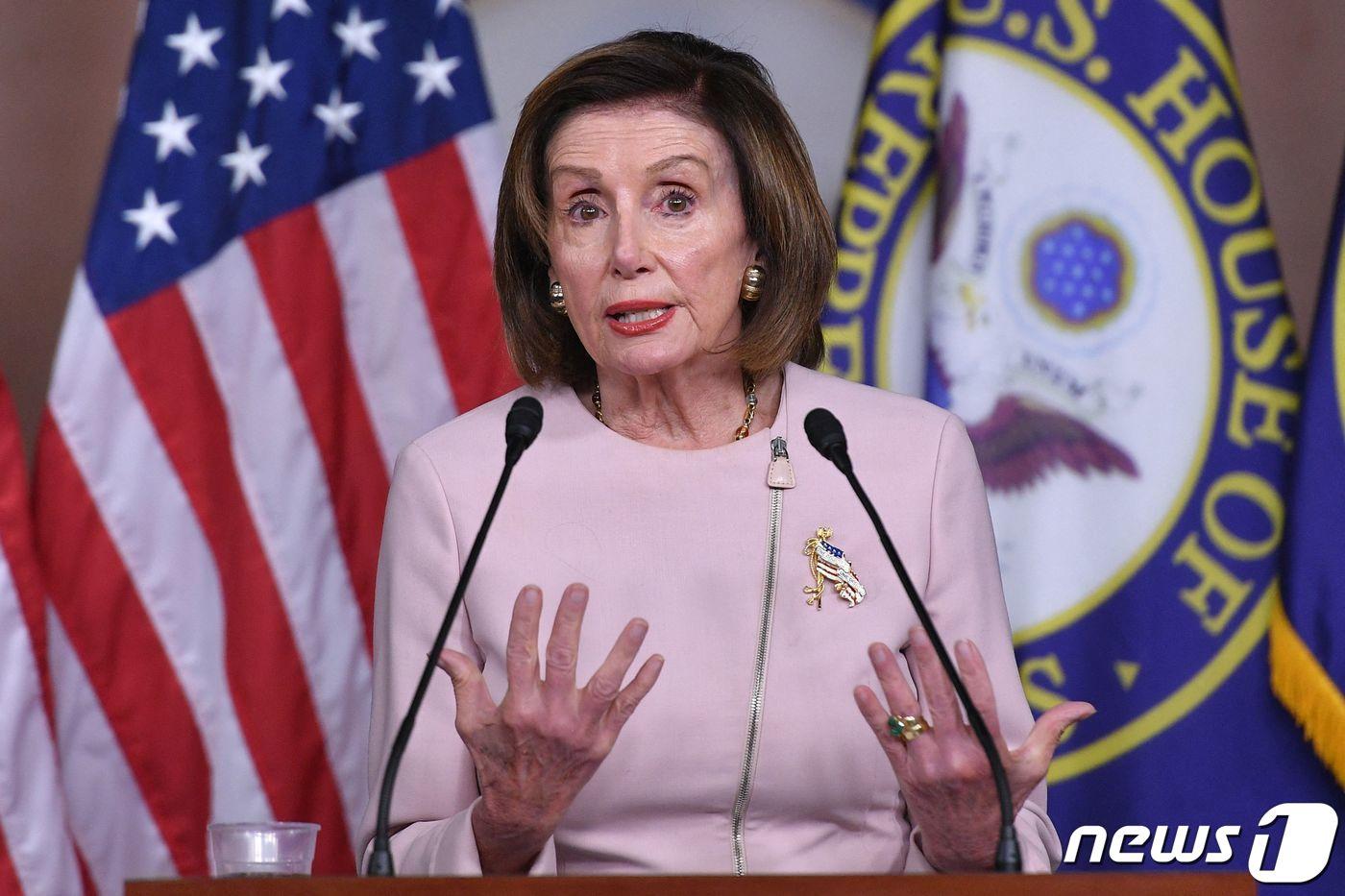 21일(현지시간) 낸시 펠로시 미 하원의장이 국회의사당에서 주간 기자 브리핑을 하고 있다. ⓒ AFP=뉴스1 ⓒ News1 노선웅 기자