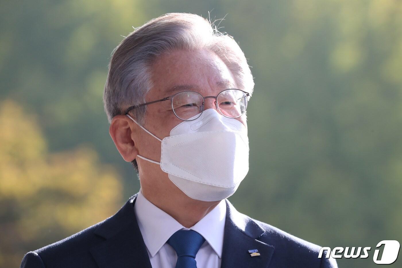 더불어민주당 대선 후보인 이재명 경기도지사가 25일 오전 경기도 수원시 팔달구 경기도청으로 출근을 하던 중 취재진들의 질문에 답하고 있다. 2021.10.25/뉴스1 ⓒ News1 김영운 기자