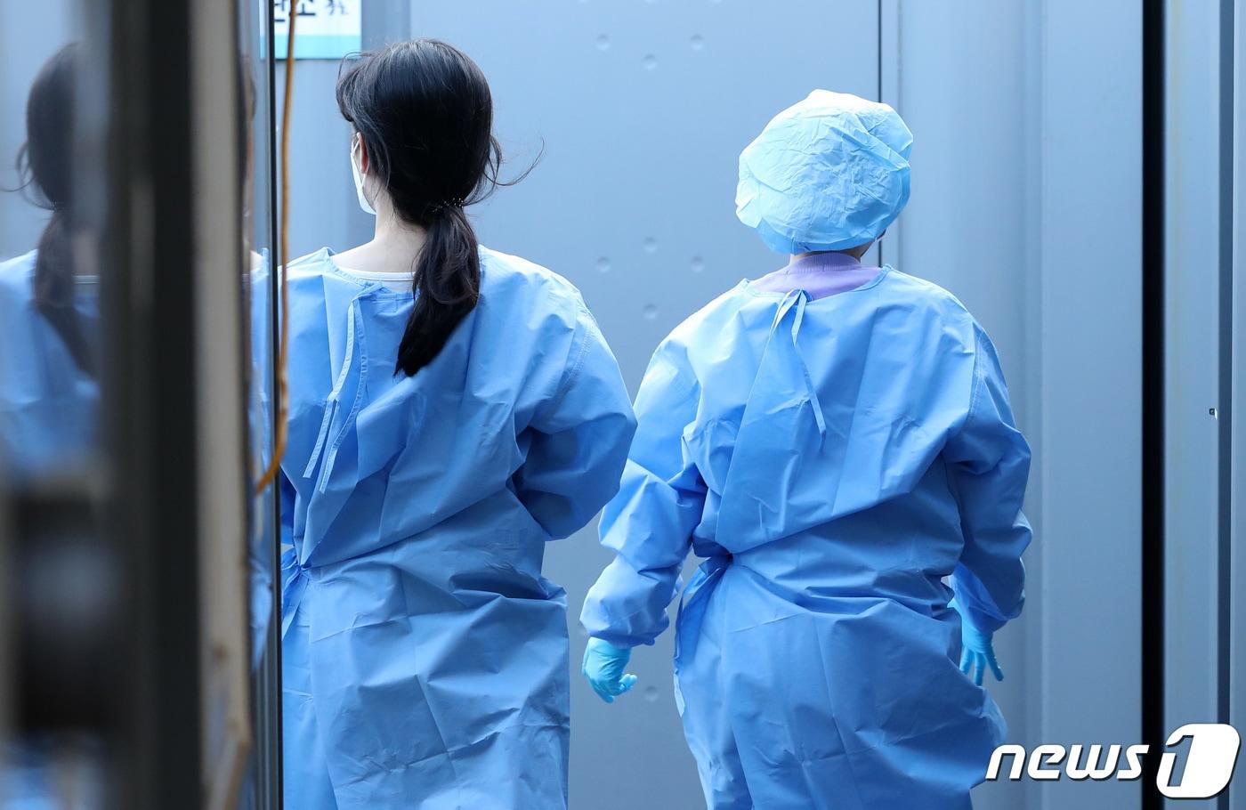 서울역 임시선별진료소에서 근무중인 의료진 ⓒ News1 이성철 기자