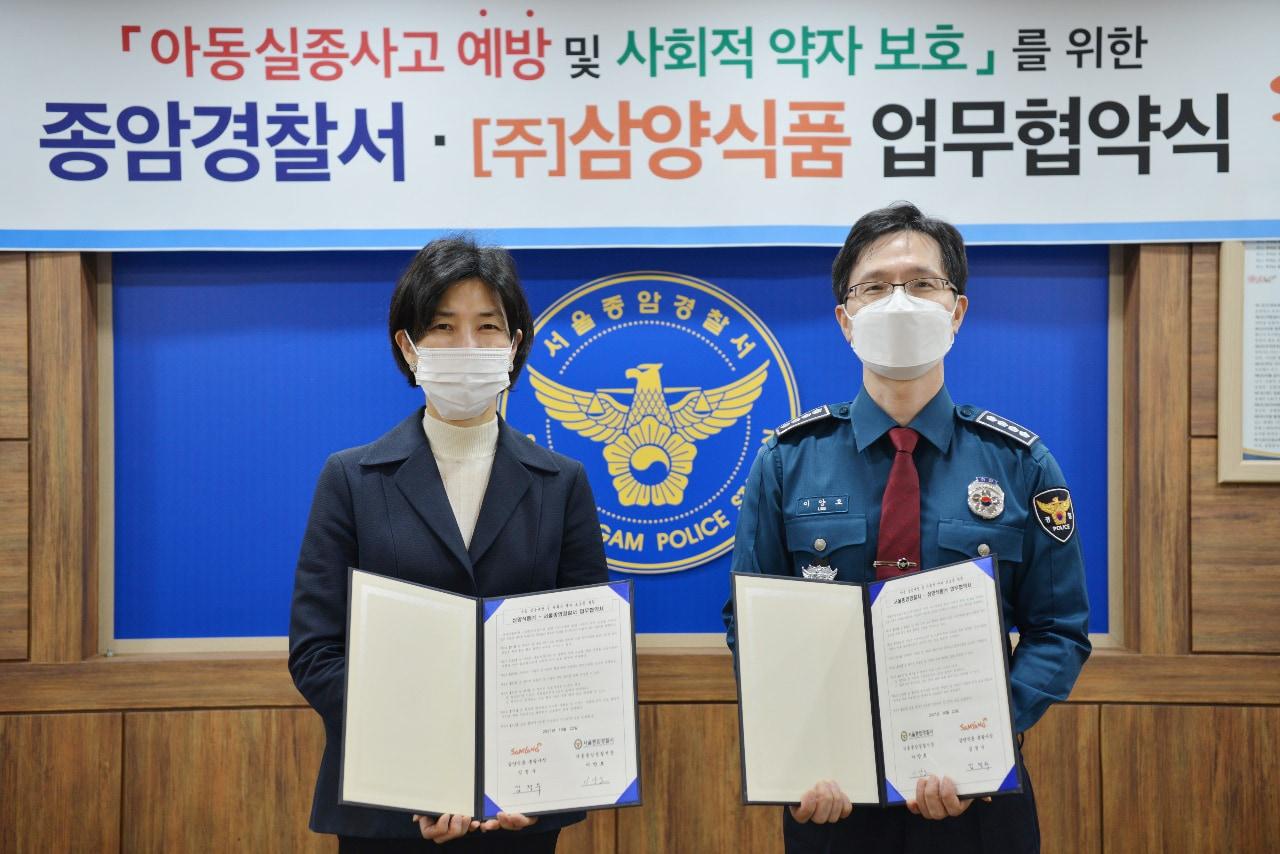 본문 이미지 - 지난 22일 서울 성북구 종암경찰서에서 김정수 삼양식품 총괄사장(왼쪽)과 이양호 서울종암경찰서장이 사회적 약자 보호를 위한 업무협약을 체결하고 기념사진을 촬영하고 있다. (삼양식품 제공) ⓒ 뉴스1