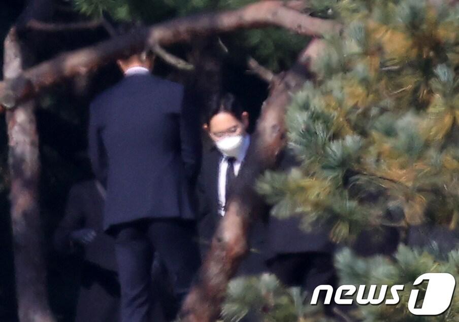 본문 이미지 - 故 이건희 삼성전자 회장의 1주기인 25일 경기도 수원시 소재 선영에서 이재용 삼성전자 부회장을 비롯한 유족들이 추도식을 마치고 이동하고 있다. 2021.10.25/뉴스1 ⓒ News1 조태형 기자