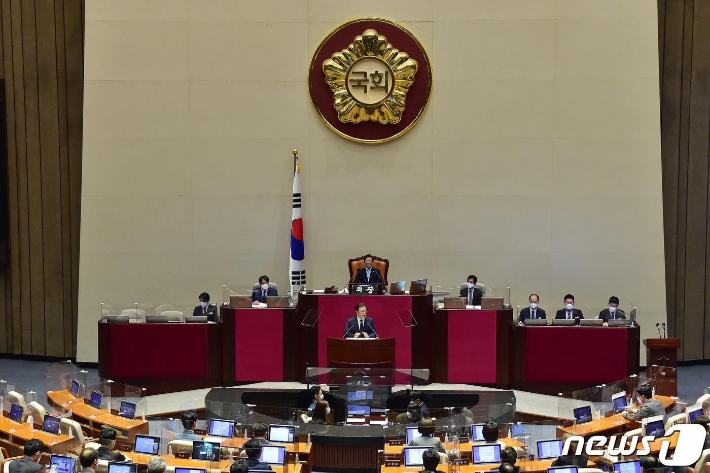 본문 이미지 - 문재인 대통령이 25일 국회 본회의장에서 2022년도 예산안 시정연설을 하고 있다. 2021.10.25/뉴스1 ⓒ News1 이동해 기자