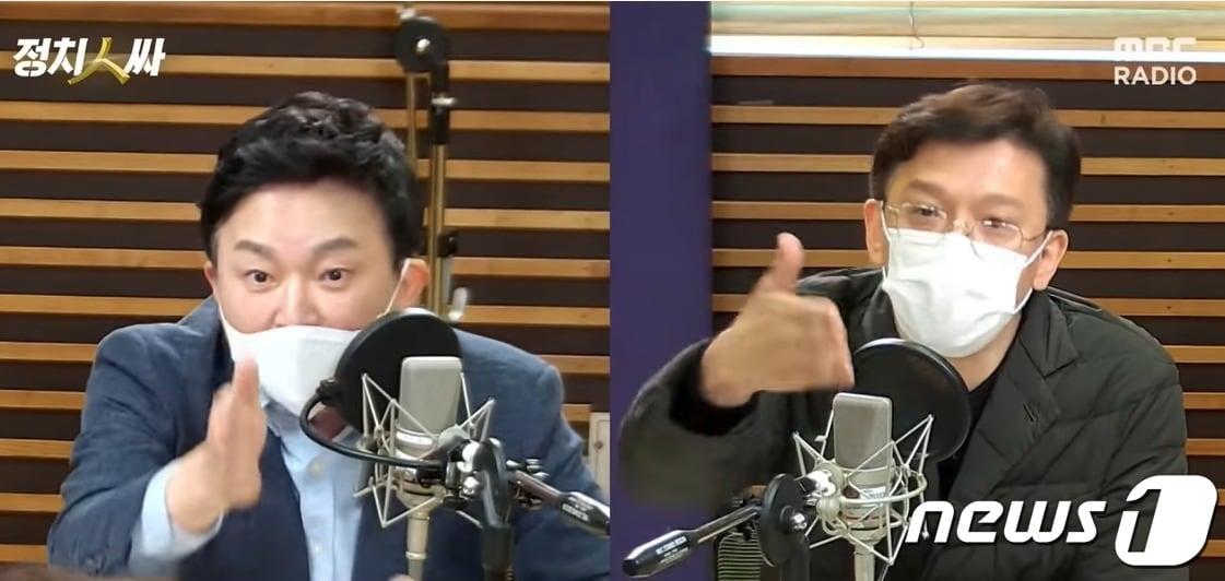 본문 이미지 - 지난 23일 MBC라디오 '정치인싸' 생방송 도중 원희룡 국민의힘 대선경선 후보(왼쪽)가 부인의 '소시오패스' 발언에 대한 사과를 요구하고 있는 현근택 변호사와 손짓까지 해가며 설전을 펼치고 있다. (유튜브 갈무리) ⓒ 뉴스1