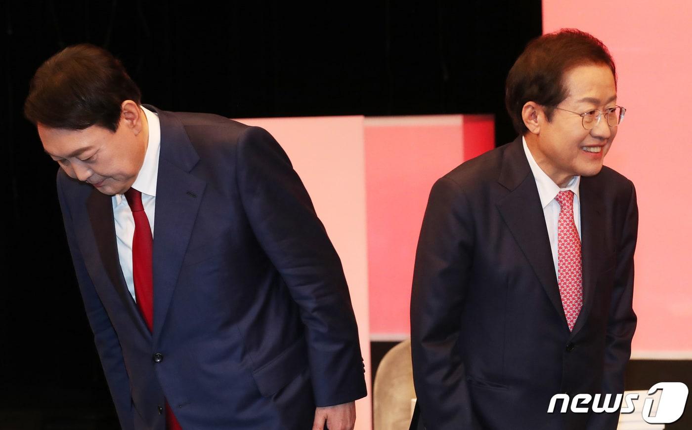 2021년 10월 25일 대전KBS에서 열린 국민의힘 대선후보 충청지역 합동토론회에서 윤석열, 홍준표 후보가 기념촬영을 마친 후 자기 자리로 이동하고 있는 모습. 2021.10.25/뉴스1 ⓒ News1 김기태 기자