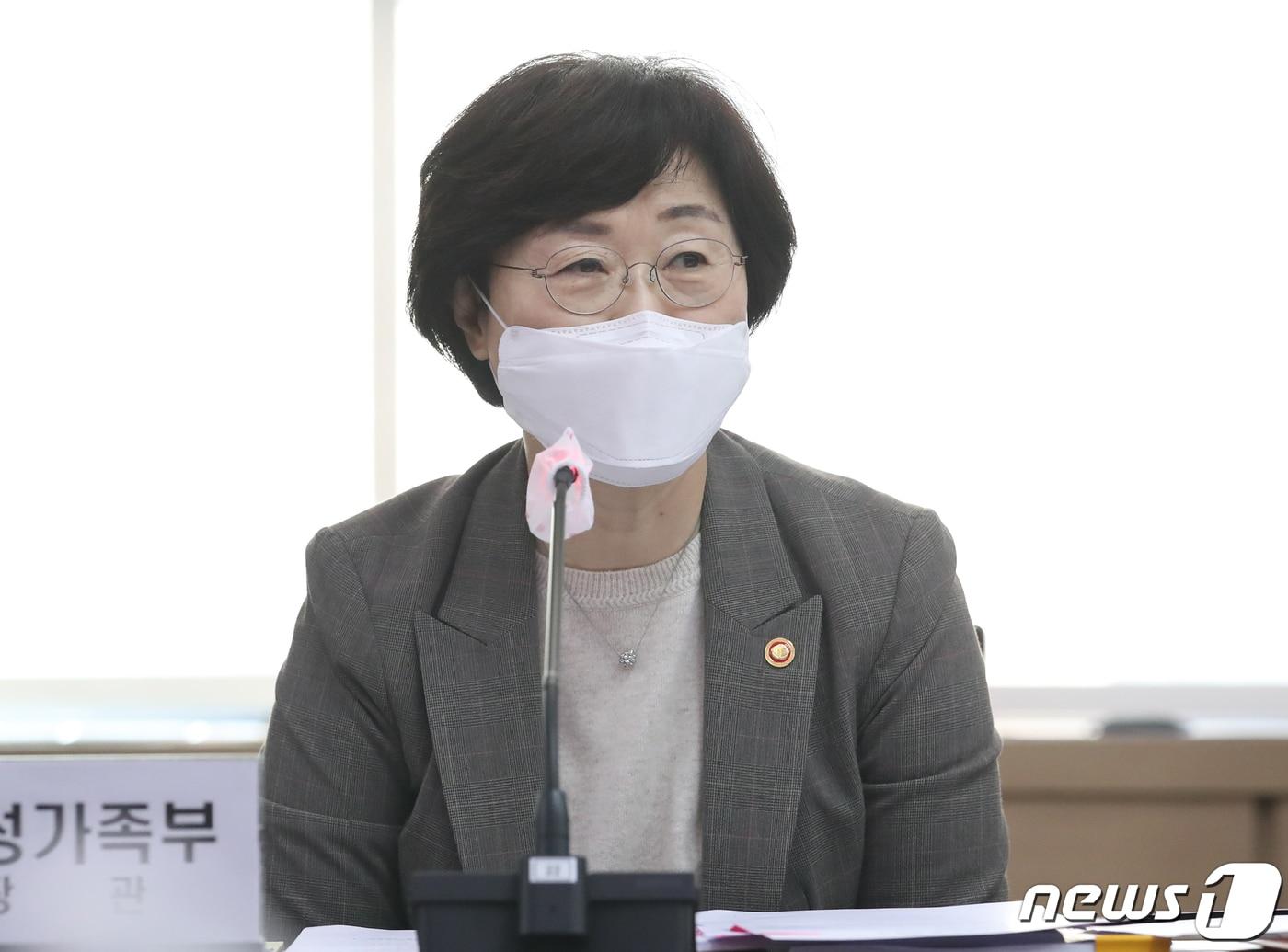 본문 이미지 - 정영애 여성가족부 장관이 26일 오전 서울 종로구 정부서울청사에서 열린 제5차 여성폭력방지위원회에서 모두 발언을 하고 있다. 2021.10.26/뉴스1 ⓒ News1 송원영 기자