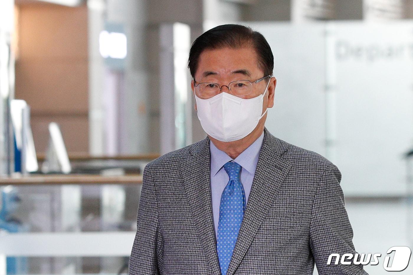 본문 이미지 - 정의용 외교부 장관이 26일 인천국제공항 1터미널에서 러시아로 출국하기 위해 이동하고 있다. 정 장관은 한·러외교장관 회담 등 일정을 소화하며 양국 관계와 한반도 문제, 실질협력 증진, 지역·국제 현안 등에 대해 의견을 교환할 예정이다. 2021.10.26/뉴스1 ⓒ News1 안은나 기자
