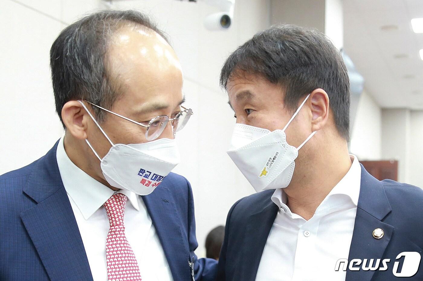 2 한병도 더불어민주당 원내수석부대표(오른쪽)와 추경호 국민의힘 원내수석부대표. 2021.10.26/뉴스1 ⓒ News1 오대일 기자