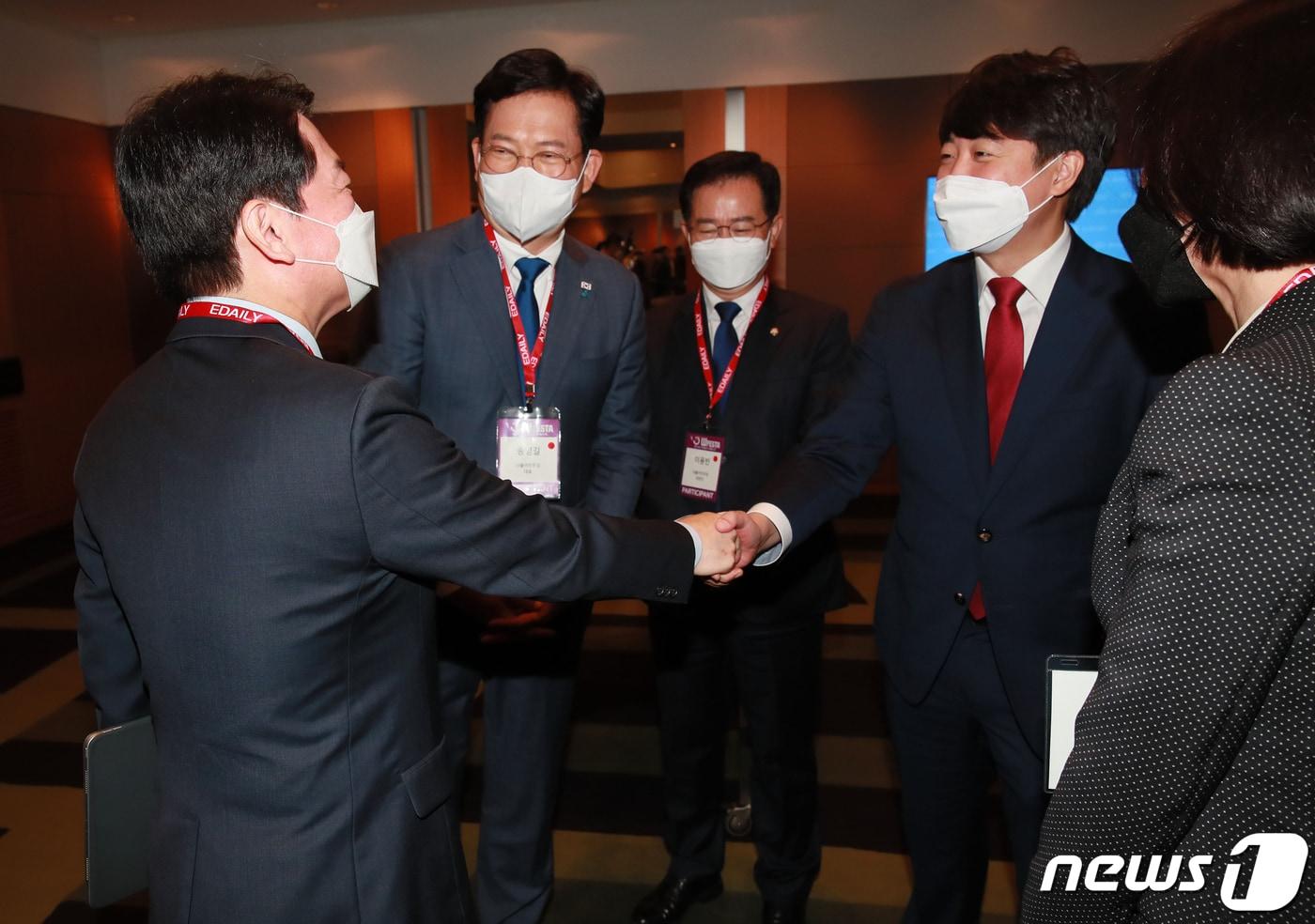 본문 이미지 - 이준석 국민의힘 대표(오른쪽)와 안철수 국민의당 대표가 지난 26일 서울 삼성동 코엑스 인터콘티넨탈 호텔에서 열린 ‘제10회 이데일리 W페스타’에 참석해 악수를 나누고 있다. ⓒ News1 국회사진취재단
