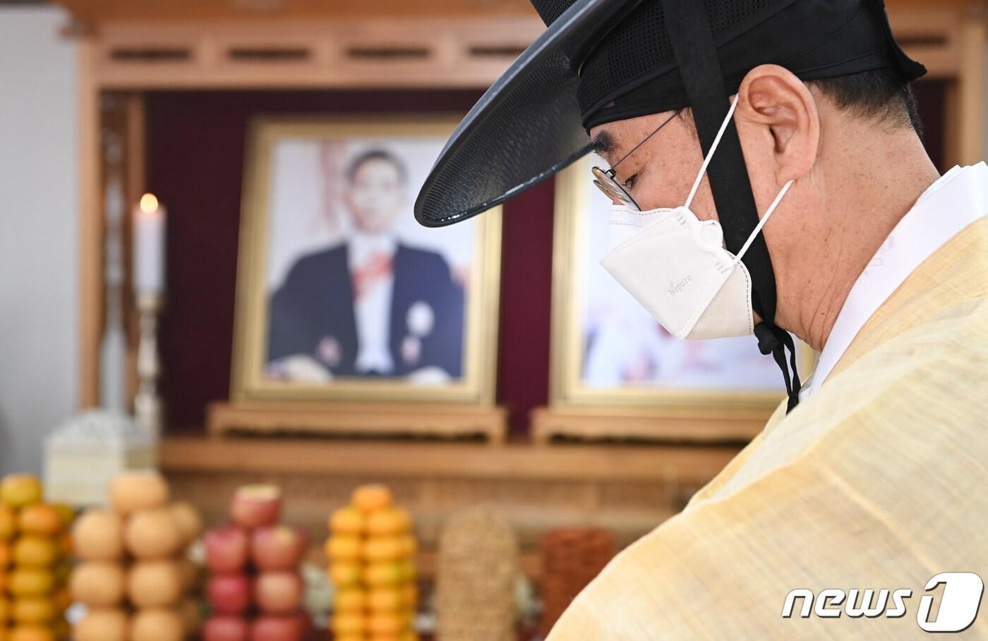 본문 이미지 - 26일 경북 구미시 박정희 전 대통령 생가에서 열린 '박정희대통령 제42주기 추모제'에서 초헌관을 맡은 장세용 구미시장이 박 전 대통령 내외 영정 앞에서 예를 올릴 준비를 하고 있다. 2021.10.26/뉴스1 ⓒ News1 정우용 기자
