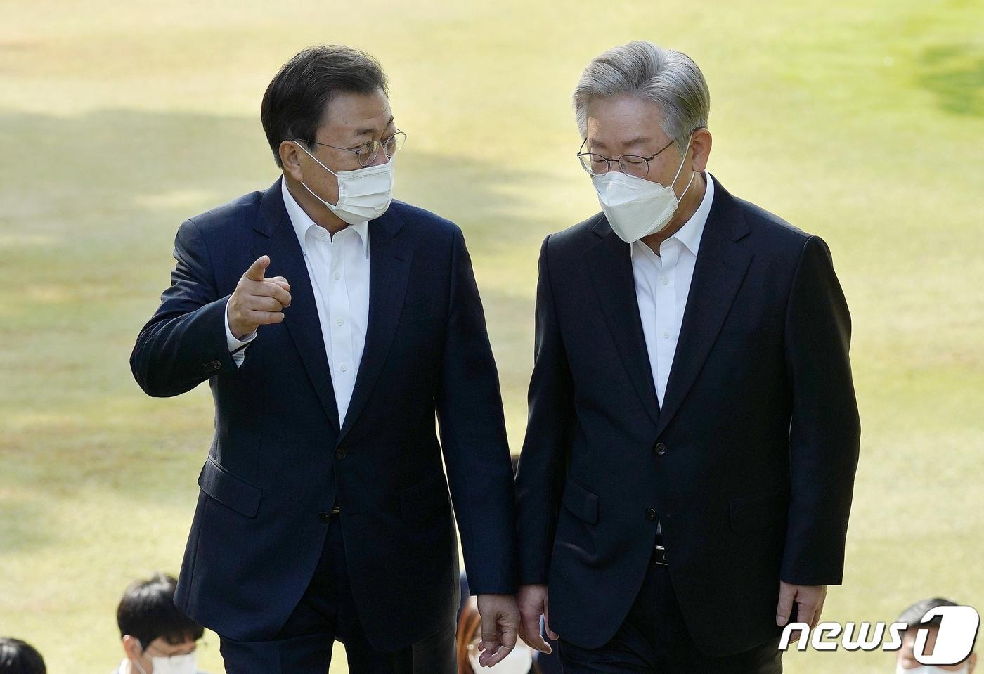 문재인 대통령이 26일 청와대에서 이재명 더불어민주당 대선후보와 차담을 위해 상춘재로 향하며 대화하고 있다. 2021.10.26/뉴스1 ⓒ News1 이광호 기자