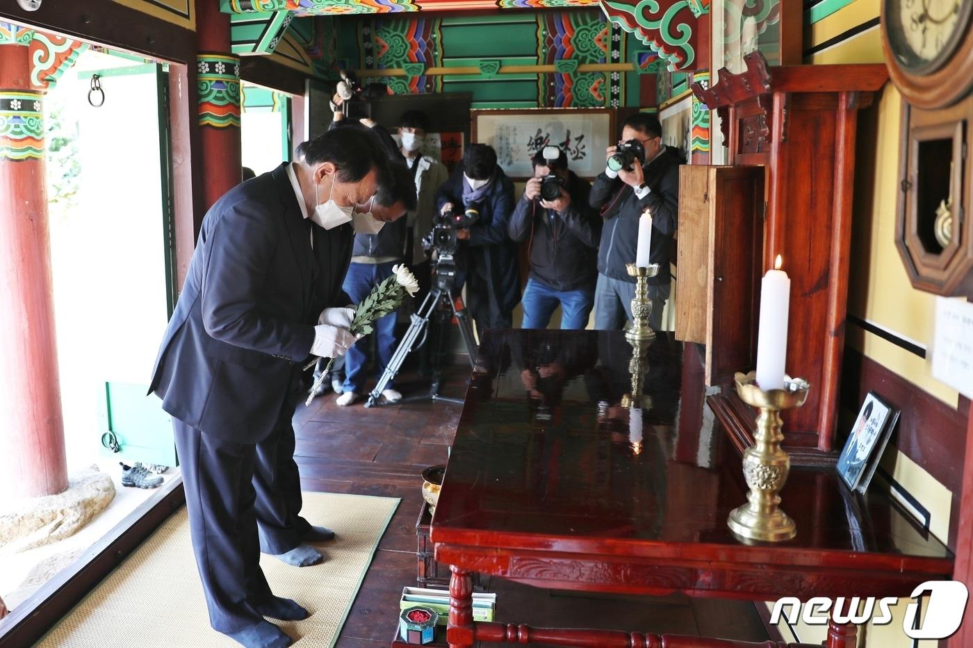 정종순 장흥군수가 26일 해동사에서 26일 안중근 의사 위패를 참배하고 있다.ⓒ 뉴스1