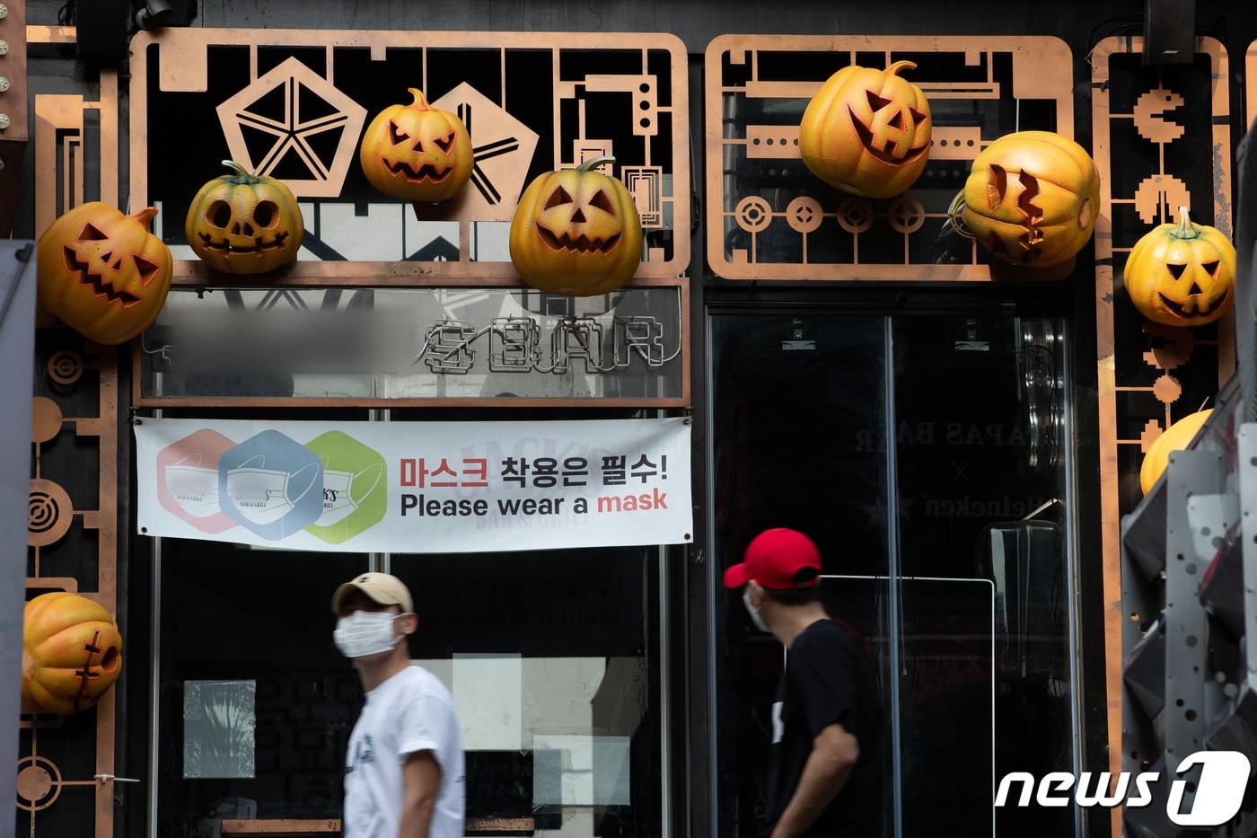 본문 이미지 - 서울 용산구 이태원의 한 주점에 핼러윈 장식이 걸려 있다./뉴스1 ⓒ News1 유승관 기자