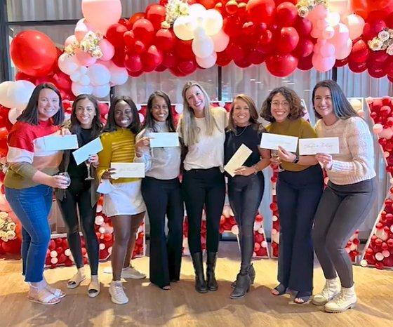 본문 이미지 - '스팽스' 설립자이자 최고경영자인 사라 블레이클리(오른쪽에서 네 번째)가 직원들에게 깜짝 보너스를 지급했다. (스팽스 인스타그램 갈무리) ⓒ 뉴스1