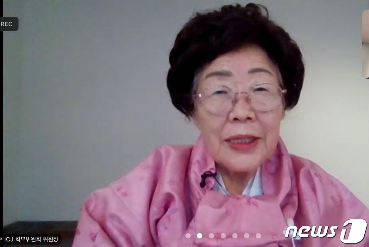 본문 이미지 - 26일 일본군 위안부 피해자 이용수 할머니(93)가 대구 희움일본군위안부 역사관에서 비대면으로 열린 기자회견에서 준비한 서면을 읽고 있다. ⓒ 뉴스1