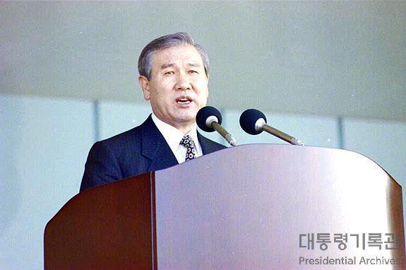 본문 이미지 - 제13대 대통령을 지낸 노태우 전 대통령이 26일 지병 악화로 별세했다. 향년 89세. 고인은 1987년 6월 항쟁 직후 집권 민정당(민주정의당) 대선 후보로서 '6·29 선언'을 발표해 대통령 직선제를 받아들인 뒤 그해 12월 13대 대선에서 당선된, 대통령 직선제 도입 후 첫 대통령이었다. 사진은 1991년 새만금간척종합개발 기공식에서 연설하는 노 전 대통령 모습. (대통령기록관 홈페이지 캡처) 2021.10.26/뉴스1