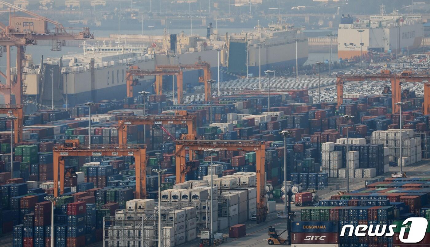 지난 26일 오후 경기도 평택시 포승읍 평택항 수출 야적장에 쌓여있는 컨테이너가 선적을 기다리고 있다. 2021.10.26/뉴스1 ⓒ News1 김영운 기자