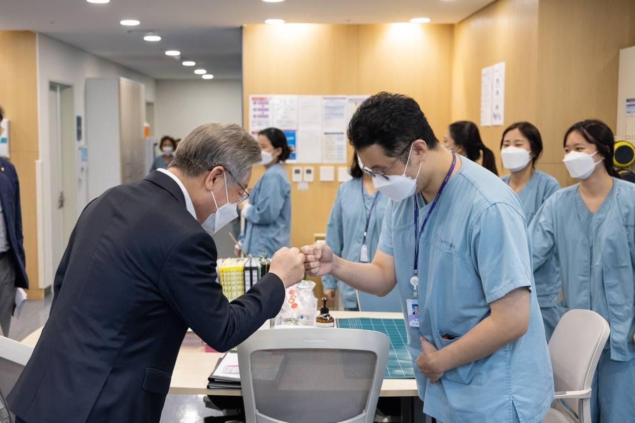 본문 이미지 - 이재명 더불어민주당 대선 후보의 성남의료원 방문 사진. (이재명 캠프 제공) ⓒ 뉴스1