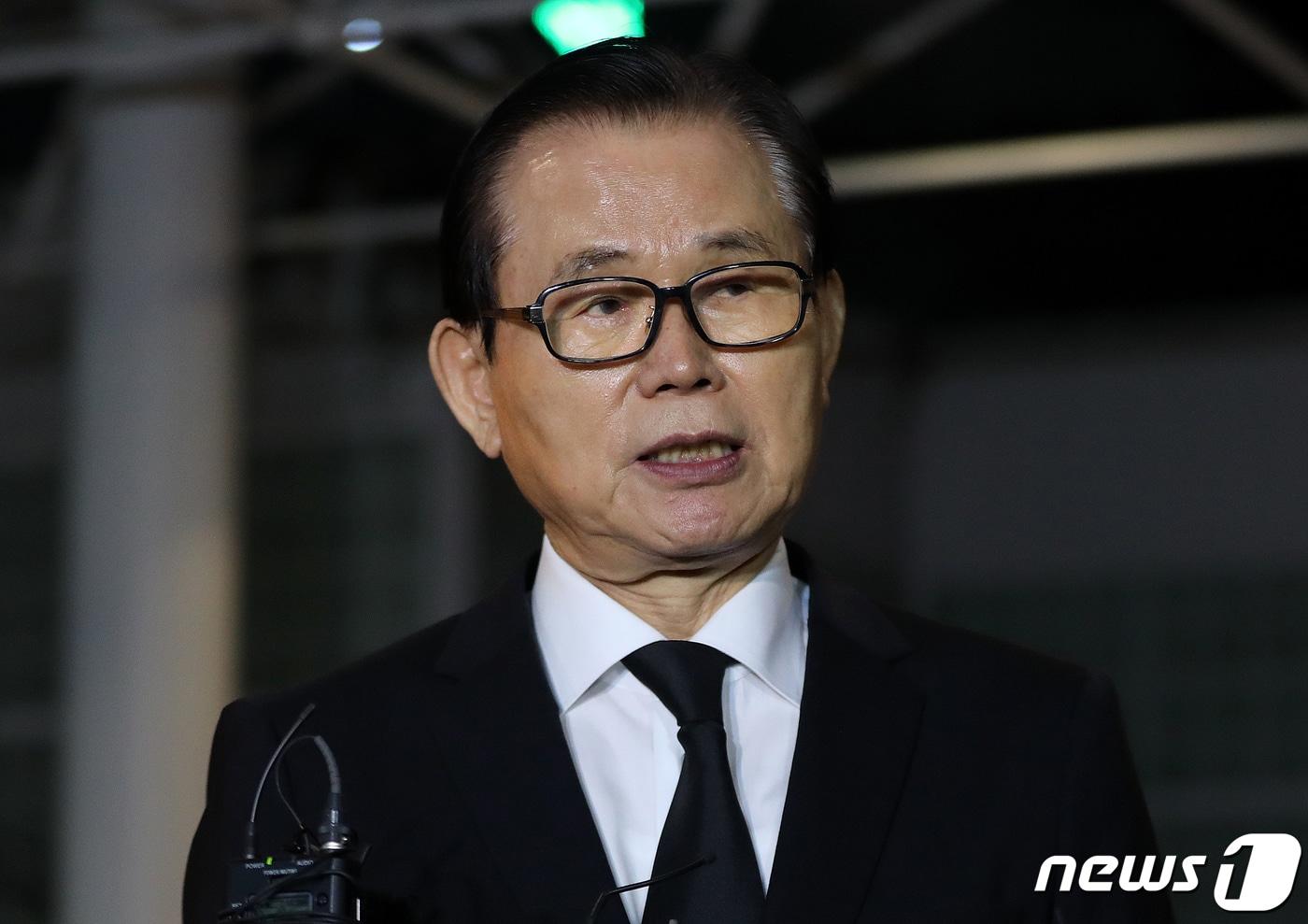 노태우 대통령 시절 체육청소년부 장관을 지낸 박철언 전 장관이 26일 오후 노태우 전 대통령 빈소가 마련될 서울 종로구 서울대병원 장례식장 앞에서 취재진 질문에 답하고 있다.  2021.10.26/뉴스1 ⓒ News1 박세연 기자