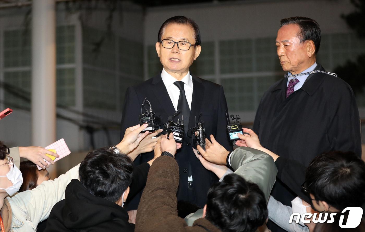 노태우 대통령 시절 체육청소년부 장관을 지낸 박철언 전 장관이 26일 오후 노태우 전 대통령 빈소가 마련될 서울 종로구 서울대병원 장례식장 앞에서 취재진 질문에 답하고 있다. 2021.10.26/뉴스1 ⓒ News1 박세연 기자