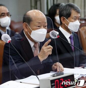 본문 이미지 - 송두환 국가인권위원회 위원장이 27일 국회에서 열린 운영위원회의 국가인권위원회에 대한 국정감사에서 의원 질의에 답하고 있다. 2021.10.27/뉴스1 ⓒ News1 오대일 기자