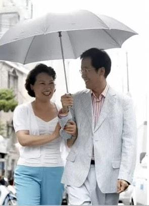 본문 이미지 - 홍준표-이순삼 부부. 이 사진에 대해 홍준표 국민의힘 대선경선 후보 부인 이순삼씨는 "마른 모습을 볼 때 남편 검사시절 찍은 사진같다"고 했다. (유튜브 갈무리) ⓒ 뉴스1