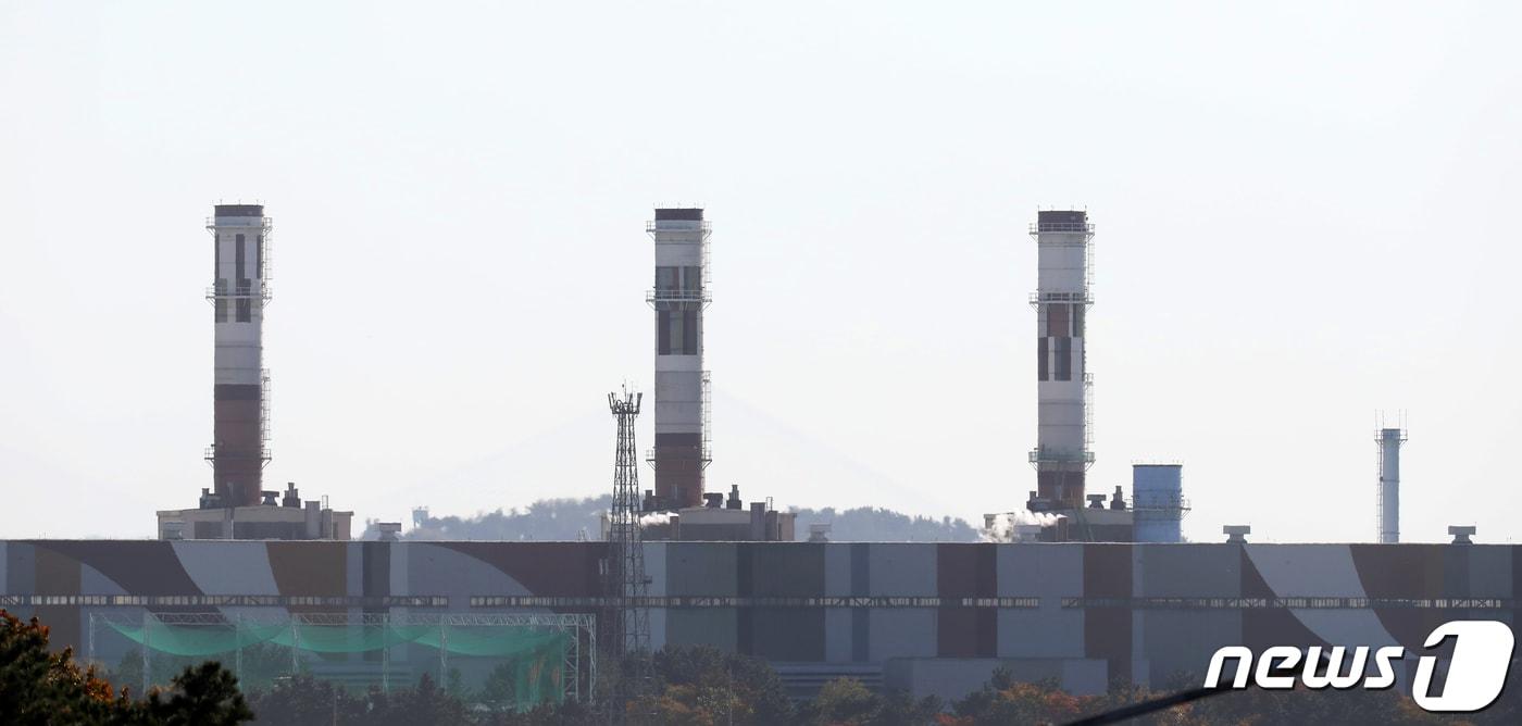본문 이미지 - 2050 탄소중립 시나리오와 2030 국가 온실가스 감축목표(NDC)가 지난 10월27일 국무회의에서 심의·확정됐다. 2050년 탄소중립의 중간목표로 2030 국가 온실가스 감축목표를 상향해 2018년 대비 2030년까지 40% 감축하는 것이다. 인천 서구 신인천복합화력발전소 모습. 2021.10.27/뉴스1 ⓒ News1 이승배 기자