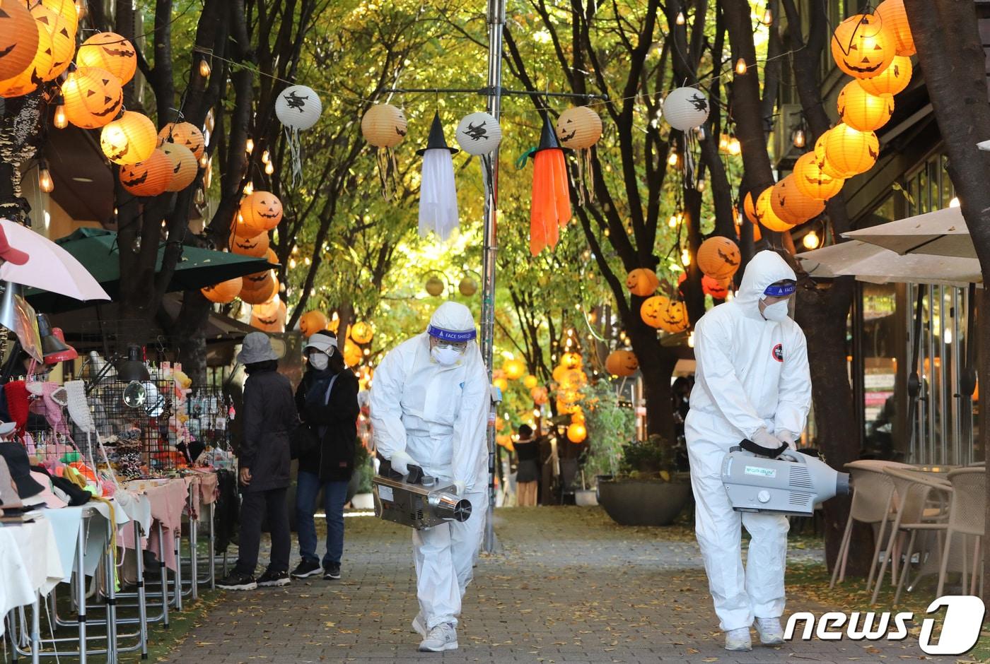본문 이미지 - 핼러윈 데이를 나흘 앞둔 27일 오후 경기도 용인시 기흥구 보정동 카페거리에서 기흥구보건소 관계자들이 방역 작업을 하고 있다. 2021.10.27/뉴스1 ⓒ News1 김영운 기자