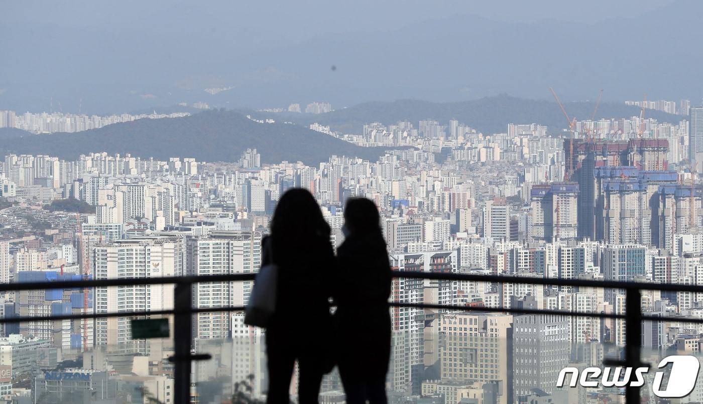 본문 이미지 - 서울 남산에서 도심의 아파트 모습. 2021.10.27/뉴스1 ⓒ News1 황기선 기자