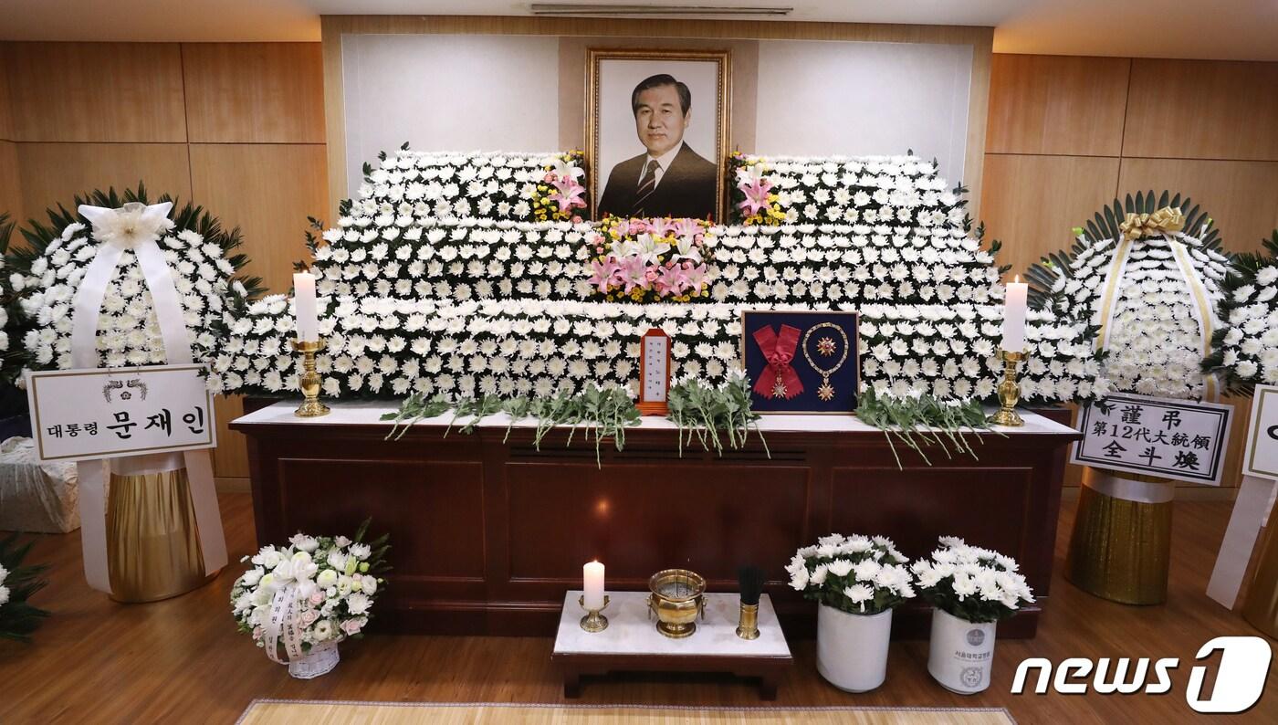 본문 이미지 - 27일 서울대병원 장례식장에 마련된 고 노태우 전 대통령의 빈소. 왼쪽엔 문재인 대통령의 근조화환이 오른쪽에는 12대 대통령을 지낸 전두환씨의 근조화환이 놓여 있다. 2021.10.27/뉴스1 ⓒ News1 사진공동취재단