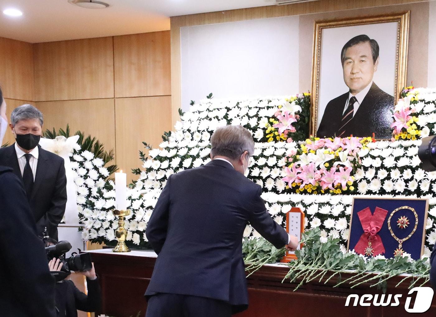 본문 이미지 - 이재명 더불어민주당 대선후보가 27일 서울 종로구 서울대학교병원 장례식장에 마련된 노태우 전 대통령 빈소를 찾아 조문하고 있다. 2021.10.27/뉴스1 ⓒ News1 사진공동취재단