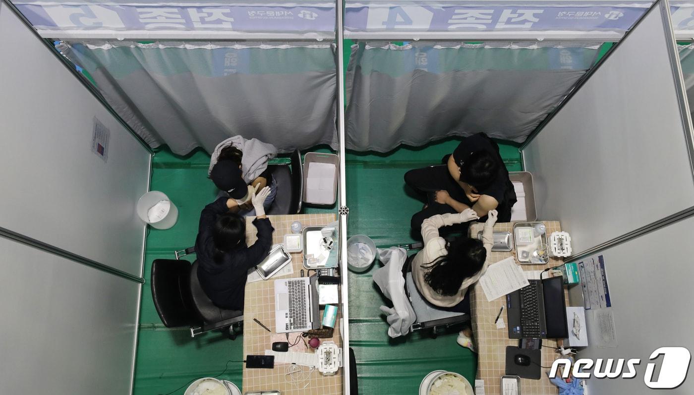 본문 이미지 - 지난 10월28일 서울 서대문구 북아현문화체육센터에 마련된 신종 코로나바이러스 감염증(코로나19) 백신 예방접종센터를 찾은 시민들이 백신 접종을 받고 있다. 2021.10.28/뉴스1 ⓒ News1 박지혜 기자