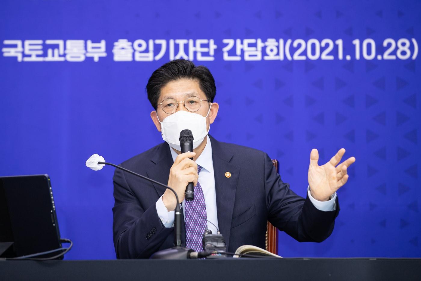 본문 이미지 - 노형욱 국토교통부 장관은 28일 오전 정부세종청사에서 기자간담회를 갖고 주택 시장 안정을 위해 차질없는 주택공급을 추진하겠다고 밝혔다.(국토부 제공)ⓒ 뉴스1