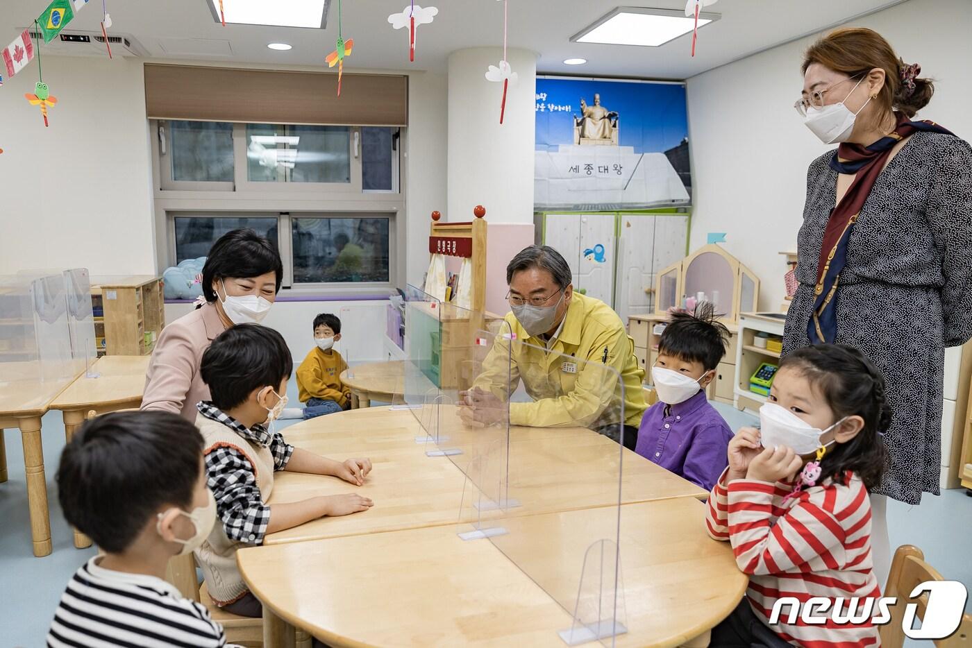 어린이집 방문한 김선갑 광진구청장(광진구 제공).ⓒ 뉴스1