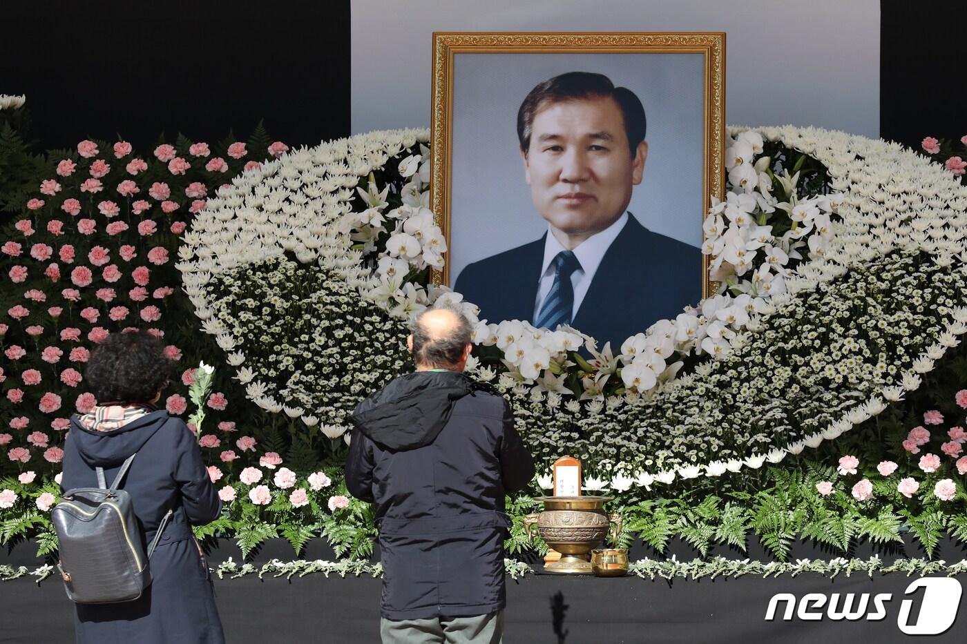본문 이미지 - 28일 오후 서울 중구 서울광장에 마련된 고(故) 노태우 전 대통령 분향소를 찾은 한 시민이 조문을 하고 있다. 2021.10.28/뉴스1 ⓒ News1 이승배 기자