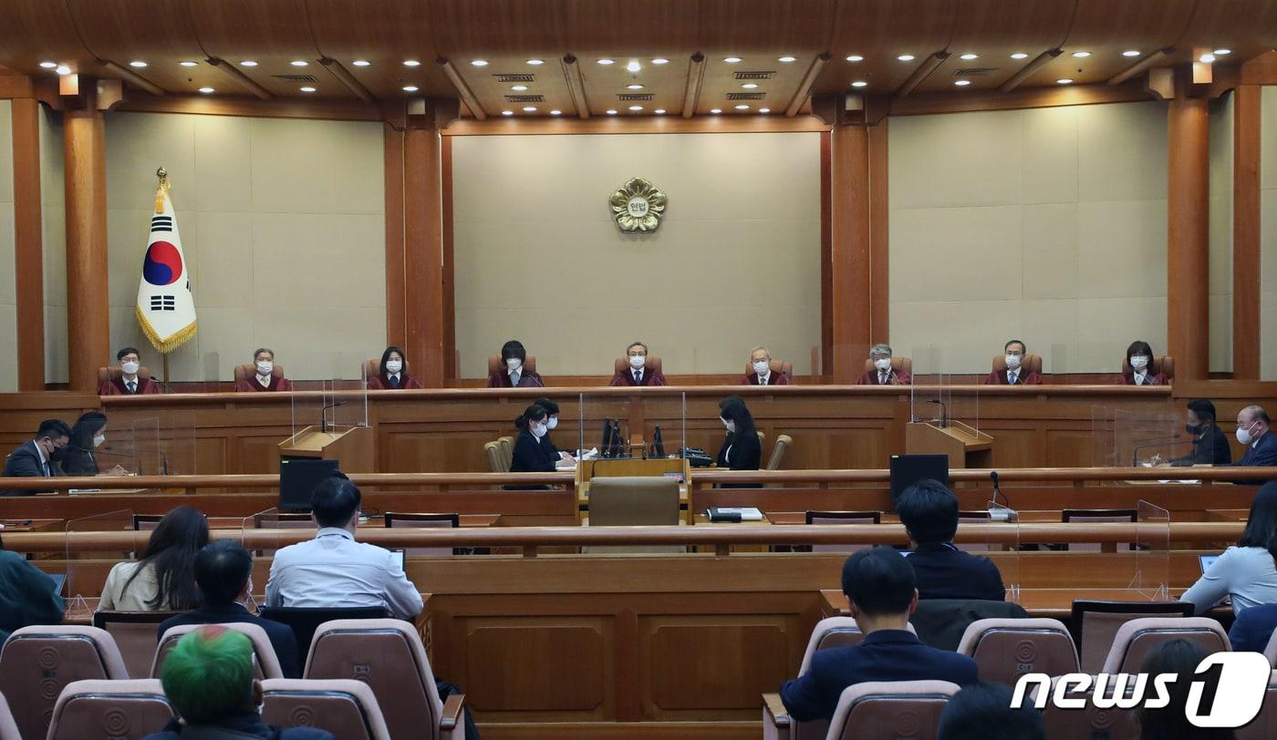 본문 이미지 - 유남석 헌법재판소장과 헌법재판관들이 28일 오후 서울 종로구 헌법재판소에서 열린 '재판 개입' 혐의를 받는 임성근 전 부장판사의 파면 여부 판단 탄핵심판 사건의 선고 공판에 입장하고 있다. 2021.10.28/뉴스1 ⓒ News1 송원영 기자