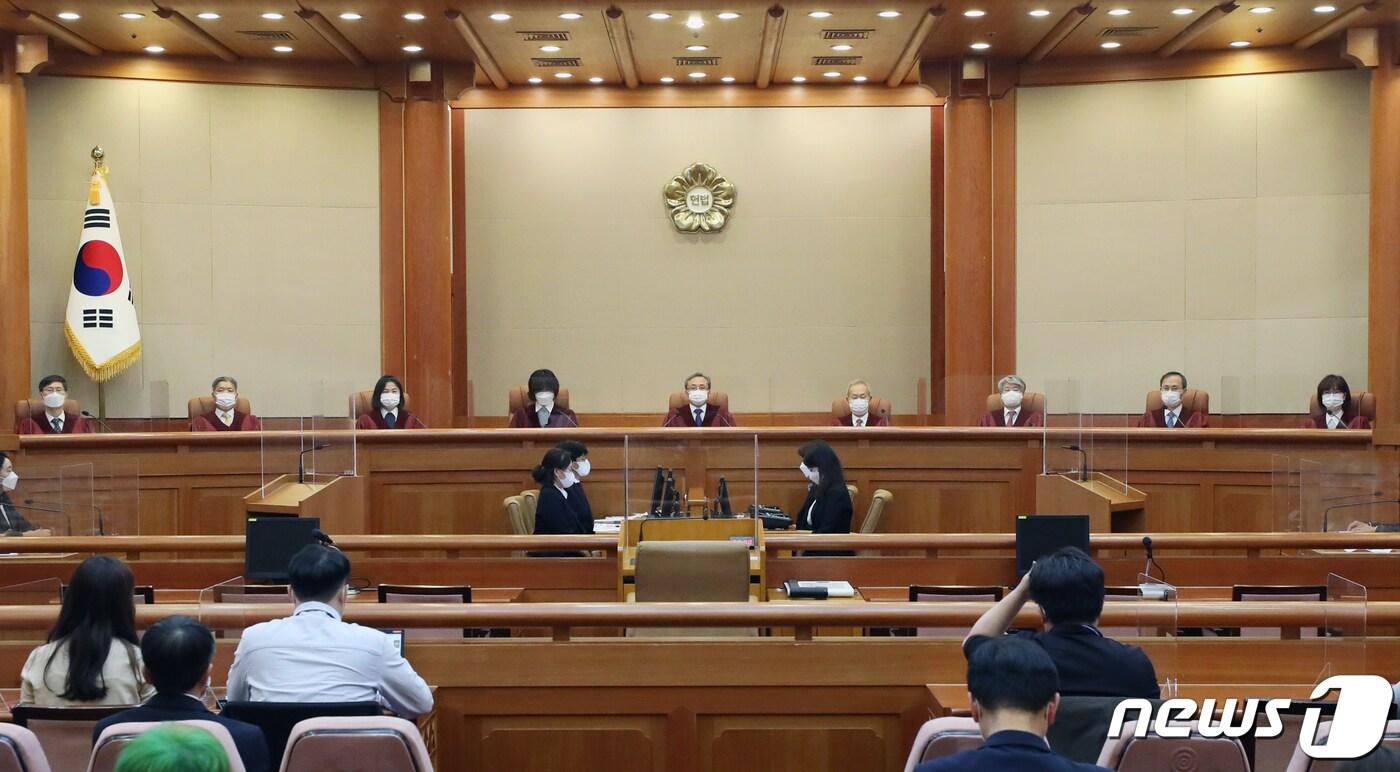 본문 이미지 - 유남석 헌법재판소장과 헌법재판관들이 28일 오후 서울 종로구 헌법재판소에서 열린 '재판 개입' 혐의를 받는 임성근 전 부장판사의 파면 여부 판단 탄핵심판 사건의 선고 공판에 입장하고 있다. 2021.10.28/뉴스1 ⓒ News1 송원영 기자