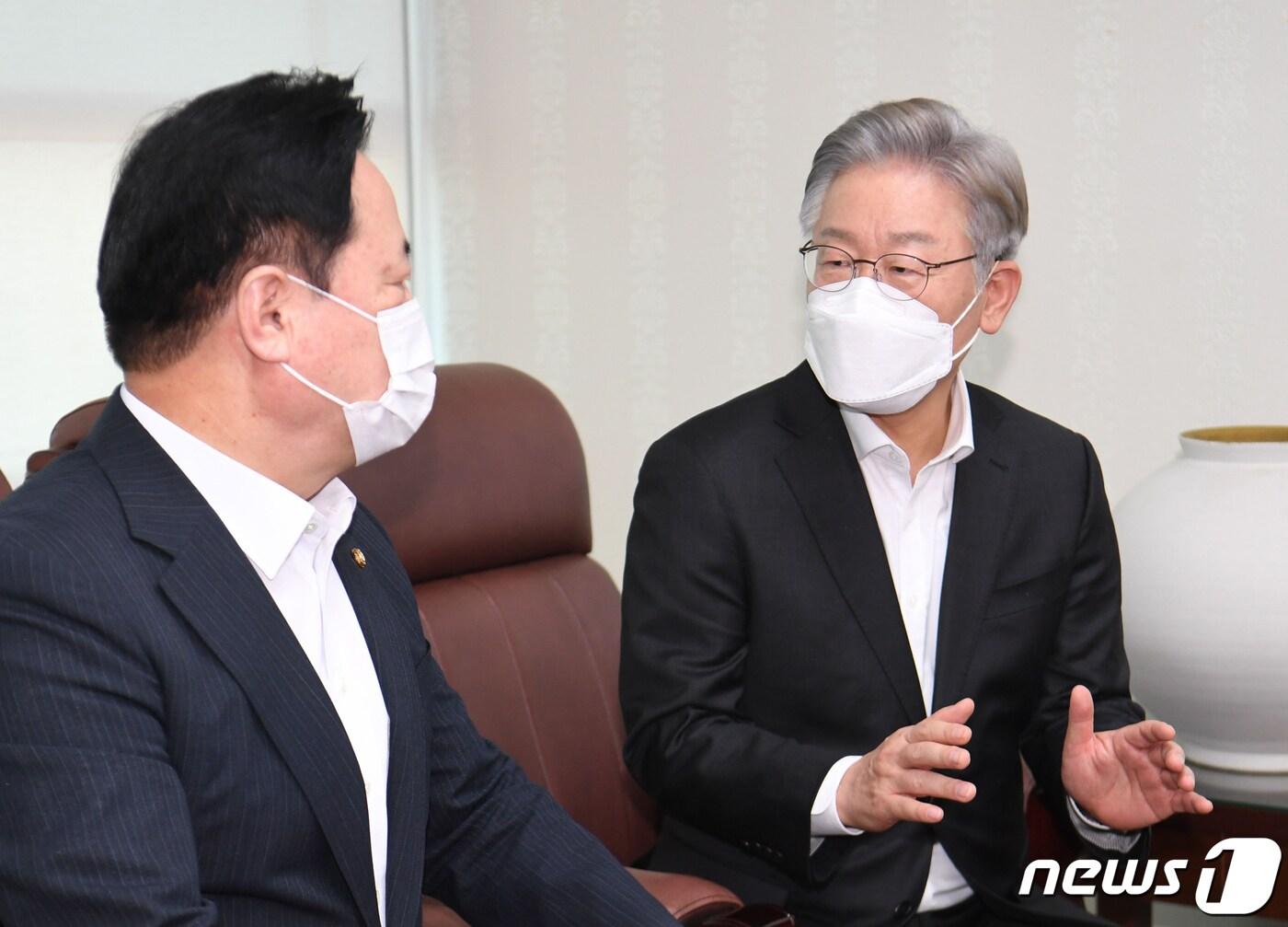 본문 이미지 - 지난해 10월 28일 국히 의원회관에서 이야기를 나누고 있는 이재명 더불어민주당 대선 후보와 김두관 의원. ⓒ News1 오대일 기자