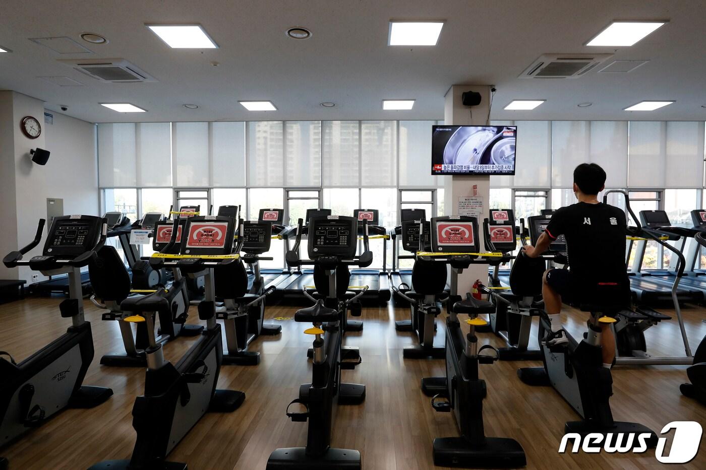 본문 이미지 - 28일 오후 서울 마포구 마포구민체육센터 헬스장에서 시민들이 운동을 하고 있다. 2021.10.28/뉴스1 ⓒ News1 이승배 기자